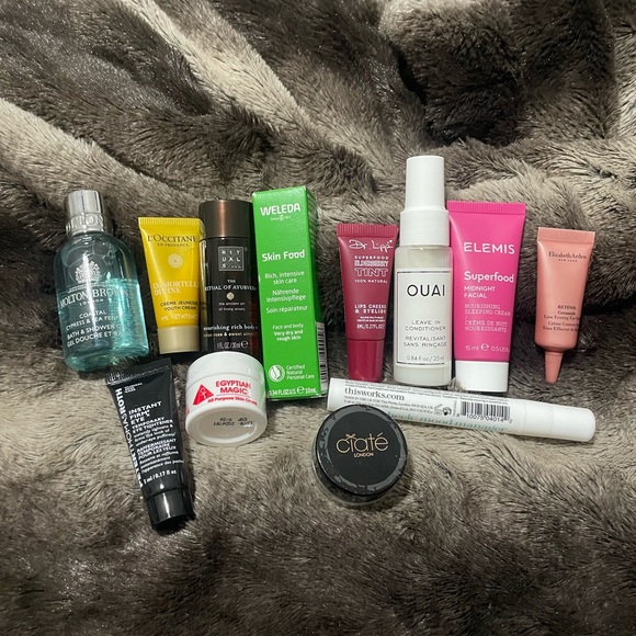 Skin and body care samples with Elizabeth Arden travel purse. - Picture 4 of 4